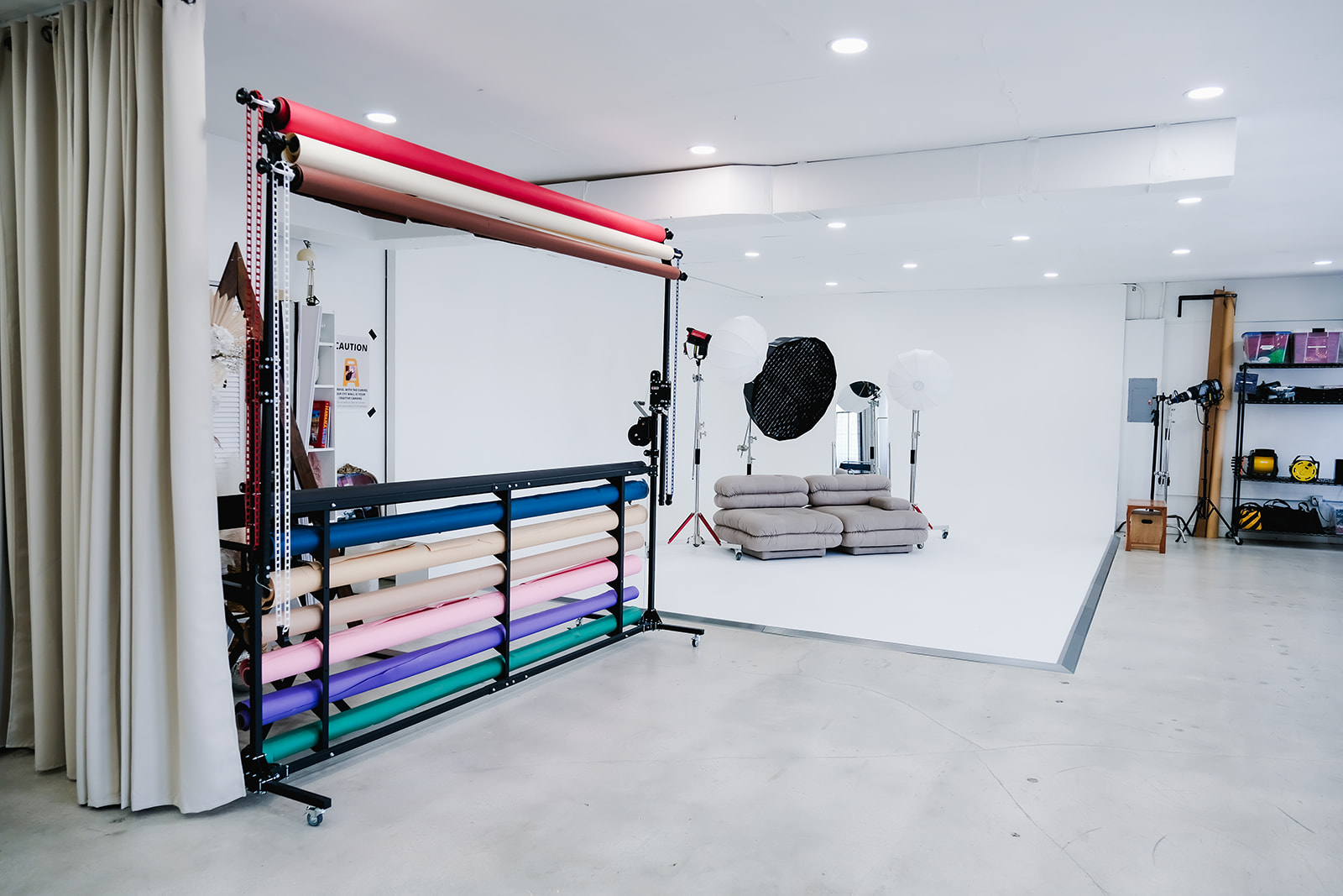 Miami photo studio with seamless paper rolls, a cyclorama wall and professional lighting