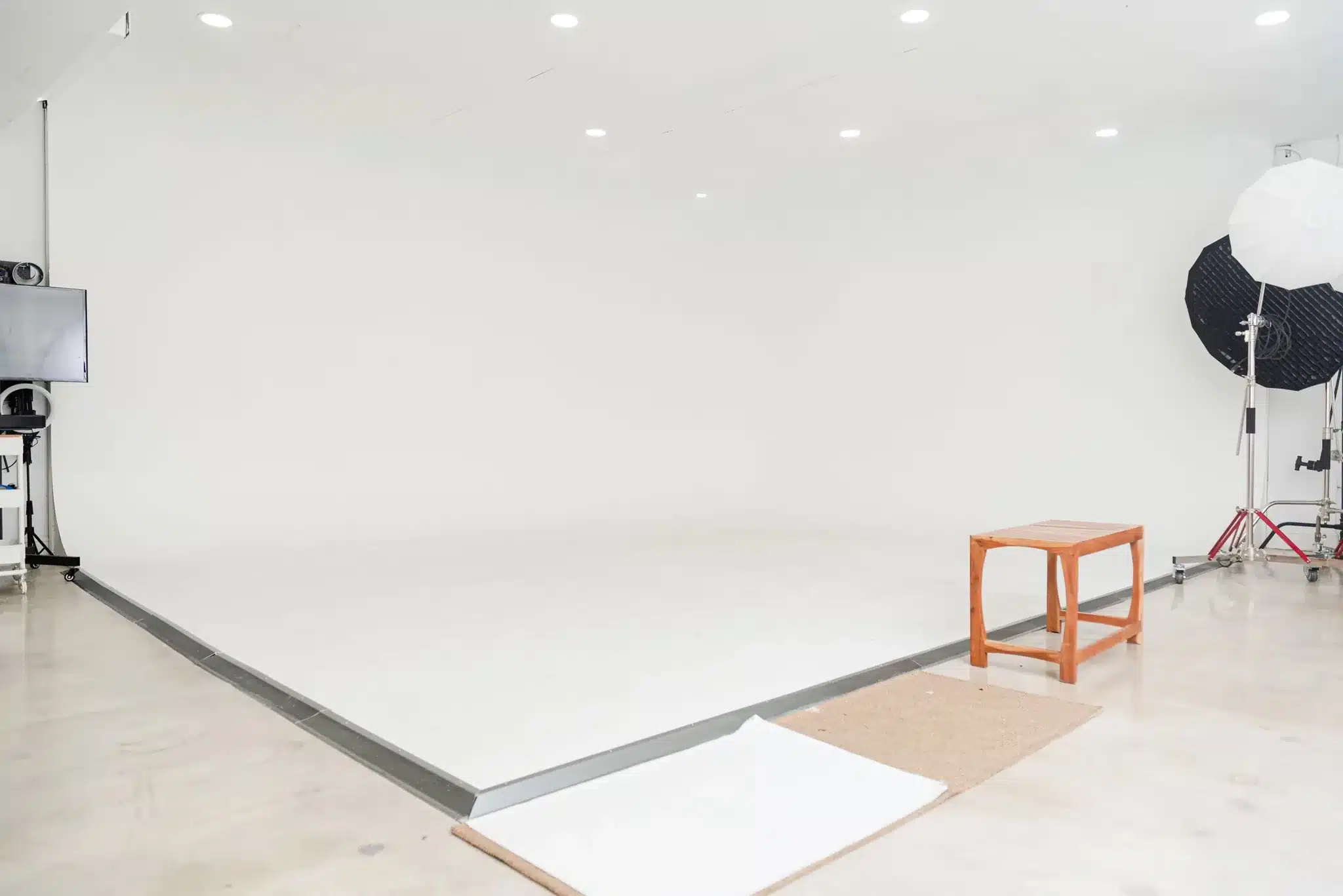 Empty white cyclorama infinity wall with a single octabox softbox in a Miami photo studio