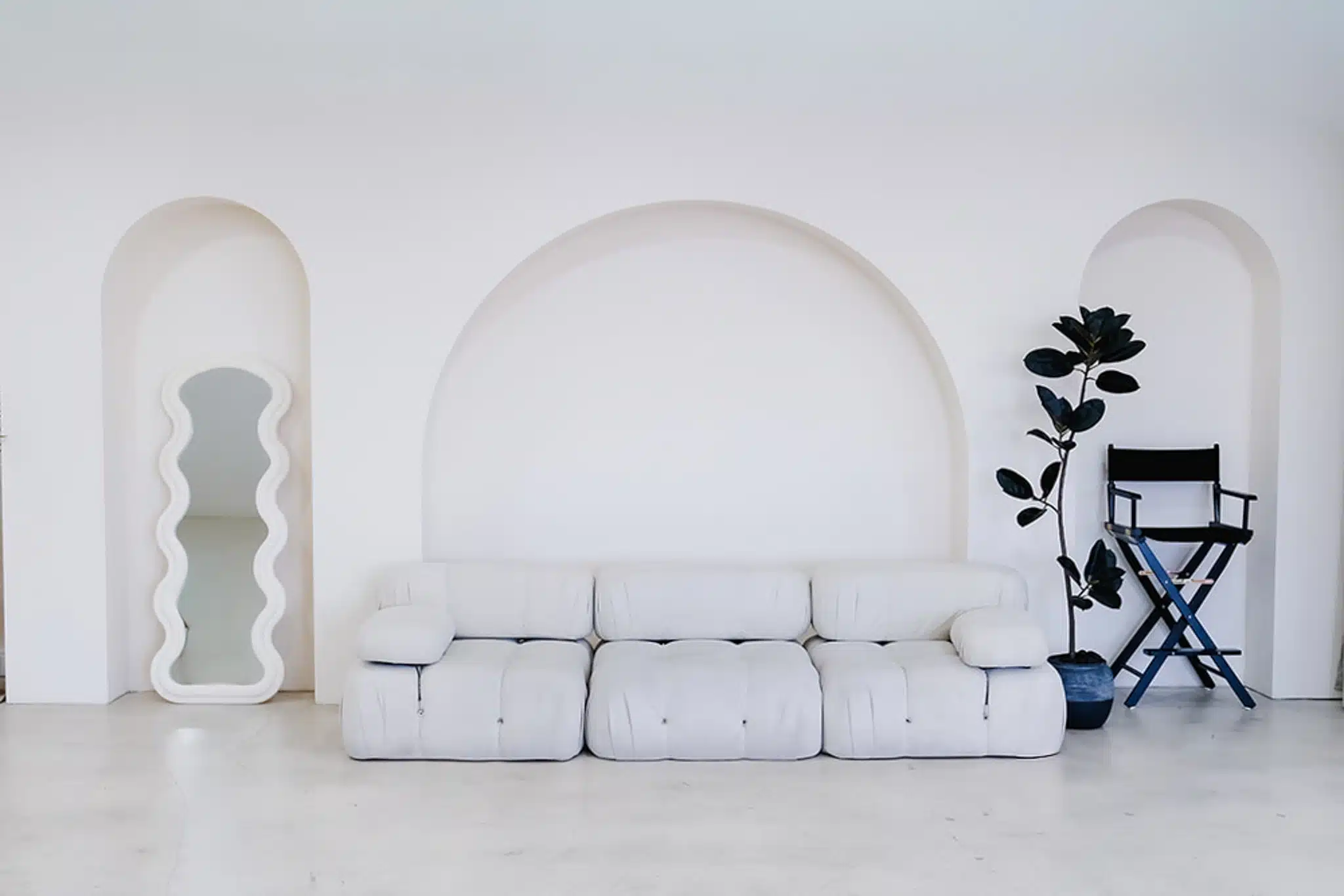 Photo studio in Miami with luxury arch set, couch and props all included